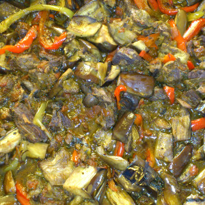 קדרת בקר מפרובאנס עם חצילים, פלפלים ויין אפויה עם מכסה בצק