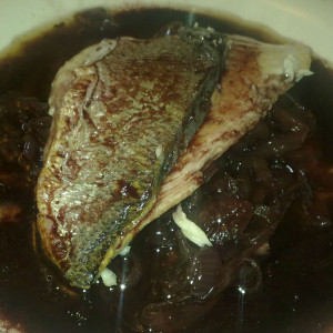 פילה דניס מושחם עם בצל סגול ויין אדום